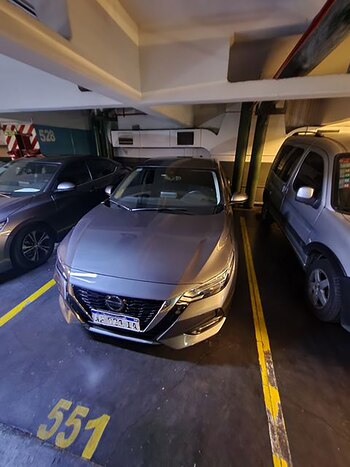 Auto marca Nissan, modelo Sentra