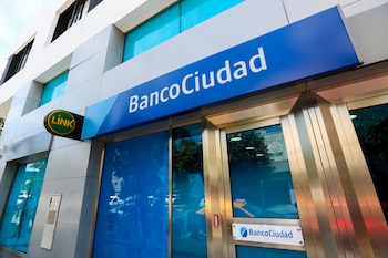 Fachada de un edificio con el cartel azul de Banco Ciudad, un letrero verde con la palabra LINK y puertas de vidrio en la entrada principal