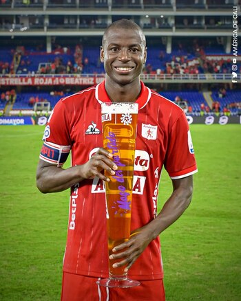 Adrían Ramos fue premiado con una cerveza tras ser el "Mago del partido" en la victoria del América de Cali ante el DIM por los cuadrangulares de la Liga BetPlay. @AmericadeCali/Twitter.