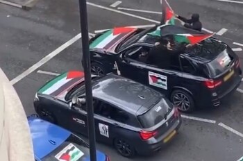 Caravana de vehículos pasa por