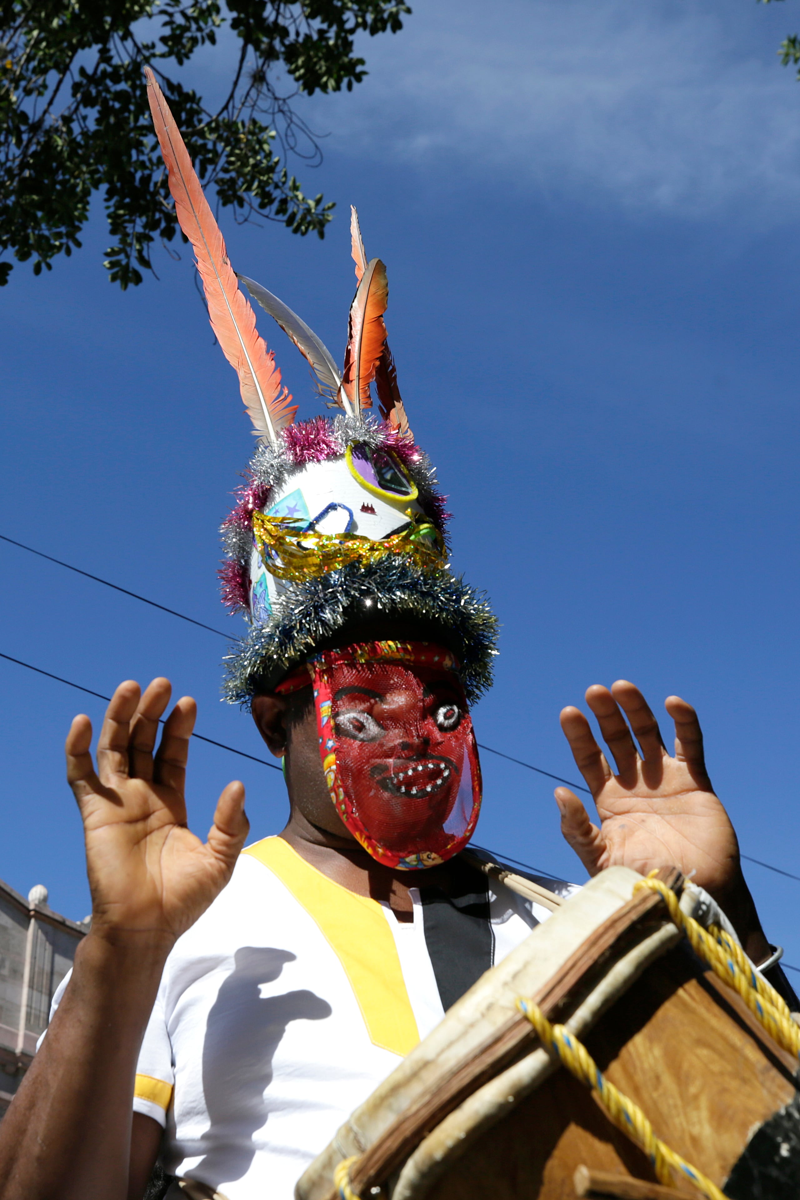 TEGUCIGALPA (HONDURAS), 12/04/2026.- Una persona reacciona durante una marcha este domingo, en Tegucigalpa (Honduras). Los pueblos garífunas (negros) de Honduras conmemoraron el 229 aniversario de la llegada de sus descendientes al país exigiendo que se respete el derecho a sus tierras y que se cumplan las sentencias de la Corte Interamericana de Derechos Humanos sobre (CIDH) sobre territorios de su etnia en tres departamentos en el Caribe hondureño. EFE/ Sophia Amador