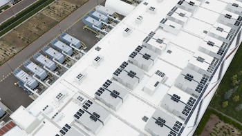 EE. UU. acelera la conexión eléctrica de centros de datos de IA sin trasladar el costo a hogares y comercios