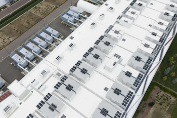 Los centros de datos deberán asumir el costo completo de las mejoras de red necesarias para su conexión eléctrica (Foto AP/Jenny Kane, archivo)