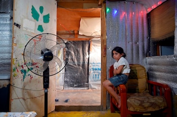 Una niña refugiada siria aguarda