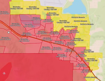 Mapa con áreas teñidas de rojo y amarillo que indican zonas de evacuación y advertencia sobre un trazado urbano y vial