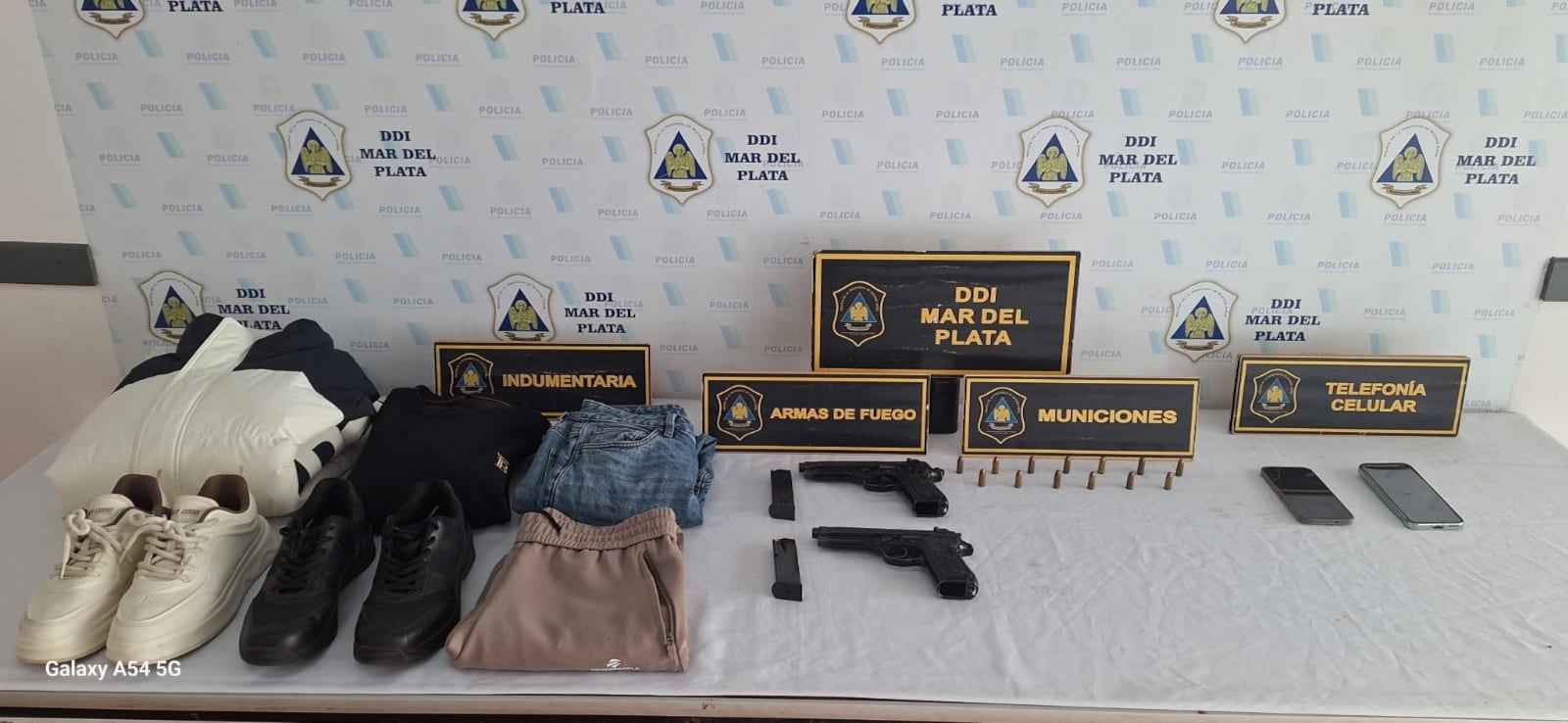 La indumentaria, las armas, las minuciones y los teléfonos secuestrados este miércoles durante el operativo