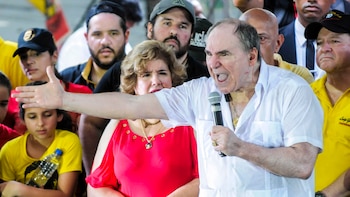 Piden condenar al expresidente de Ecuador, Abdalá Bucaram y a su hijo por delincuencia organizada