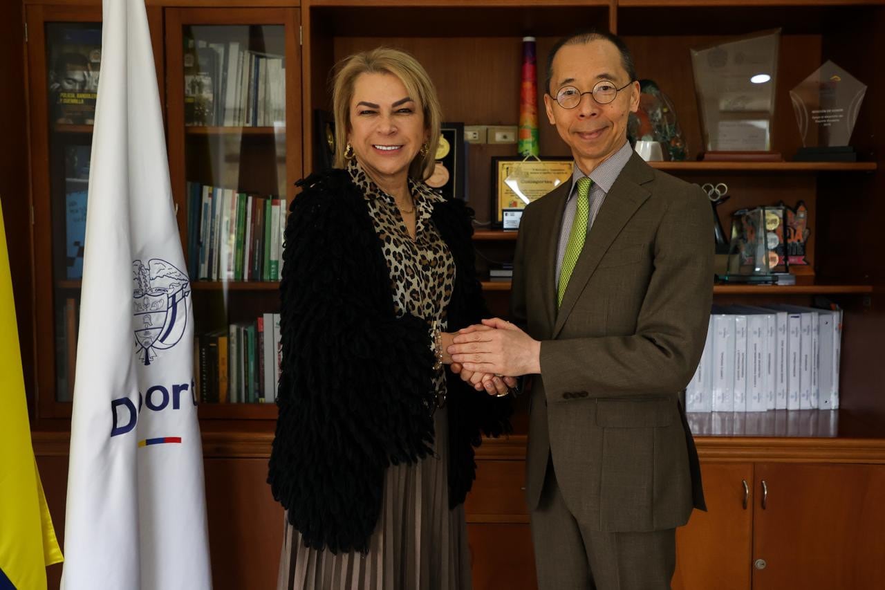 La ministra del Deporte, Patricia Duque, con el embajador de Japón en Colombia, Shimizu Toru - crédito Ministerio del Deporte