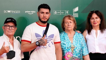 La madre y el abuelo de Omar Montes dan la cara por él en su peor momento: "El tiempo dará la razón"