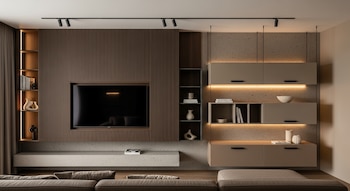 Living moderno con mural integrado. Pared principal con paneles de madera acanalada y microcemento, TV empotrada, módulos flotantes beige e iluminación LED.