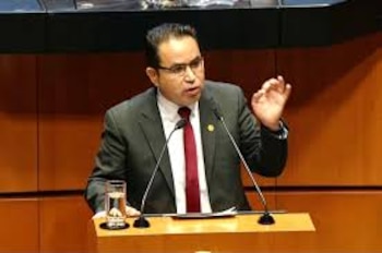 Heriberto Aguilar solicita licencia temporal del Senado por motivos familiares.
