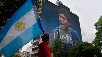 La bandera argentina parece contemplar