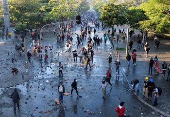 Manifestantes se enfrentan a la policía durante una protesta contra el Gobierno en la ciudad de Medellín, Colombia, 28 de junio, 2021. REUTERS/Santiago Mesa