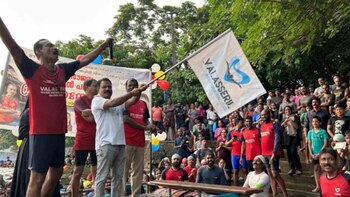 Un hombre en el suroeste de la India enseñó a 10.000 personas a nadar gratis en un río para evitar ahogamientos