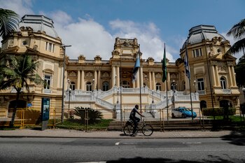 Un ciclista circula hoy frente al Palacio de Guanabara, en Río de Janeiro (Brasil). EFE/Antonio Lacerda