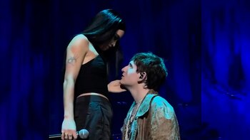 Con un look gótico, la