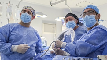 Salvan visión de paciente de 52 años tras extirparle tumor alojado en la base del cerebro