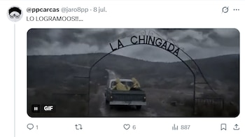 Un GIF muestra una camioneta con dos personas en impermeables amarillos dirigiéndose a un arco con la inscripción 'LA CHINGADA' bajo un cielo nublado