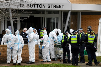 Los bomberos vestidos con equipo de protección personal se preparan para distribuir alimentos en una torre de viviendas públicas, encerrados en respuesta a un brote de la enfermedad por coronavirus (COVID-19), en Melbourne, Australia. AAP Image/James Ross via REUTERS
