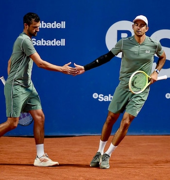La dupla Arévalo-Pavić avanza a cuartos de final en Madrid tras un sólido desempeño frente a la pareja kazajo-australiana./ (INDES)