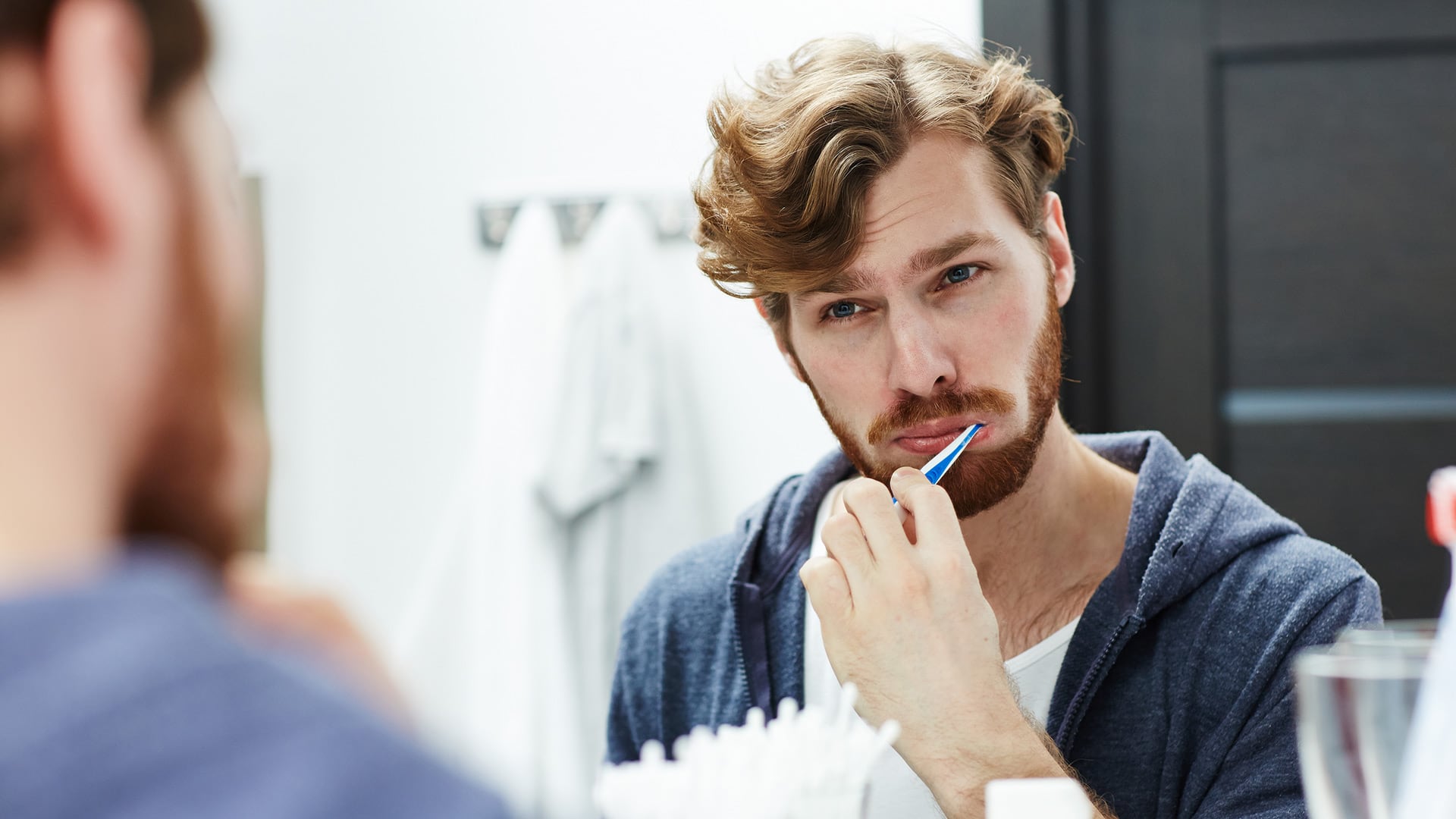 Cepillado suave y limpieza interdental: las bases para cuidar el tejido gingival (Freepik)