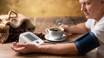 ¿Tienes hipertensión? Cuánto café puedes beber al día sin aumentar el riesgo para la presión arterial