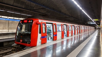 Un juez absuelve a dos grafiteros que pintaron cinco vagones del metro de Barcelona porque su delito no puede castigarse con prisión