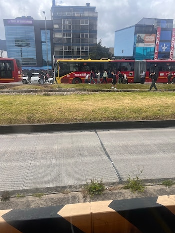 Algunos pasajeros se bajaron de los buses y caminaron para buscar alternativas de viaje ante la congestión - crédito X