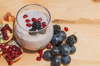 Batido de leche, avena y frutas (Magnific)