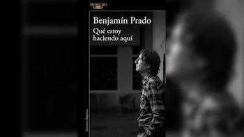 Portada de libro en blanco y negro con el título 'Qué estoy haciendo aquí' de Benjamín Prado. Muestra al autor de perfil, mirando hacia arriba, con camisa a cuadros