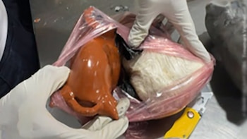 Hallan más de 8 kilos de cocaína oculta en artesanías dentro del equipaje de un pasajero en el AICM