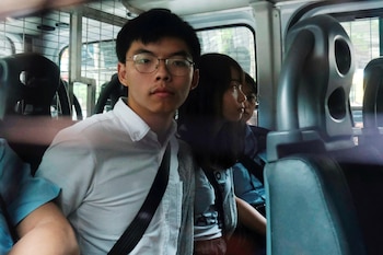 El activista prodemocracia Joshua Wong llega a un tribunal de Hong Kong en un vehículo policial, tras ser arrestado en 2019 por organizar protestas ilegales (REUTERS/Tyrone Siu/archivo)
