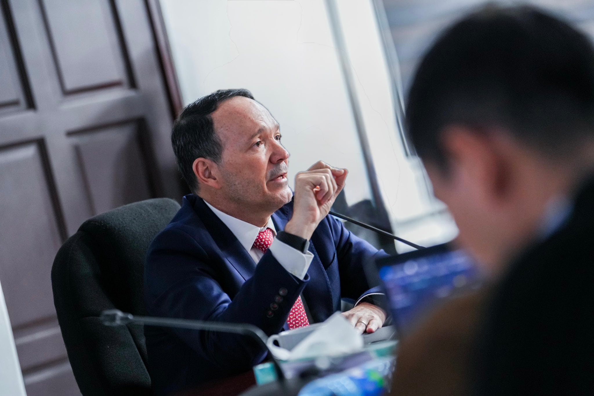 El ministro de Justicia y Seguridad Pública, Gustavo Villatoro, durante su exposición sobre los resultados del régimen de excepción ante los diputados de la Comisión de Hacienda en la Asamblea Legislativa (Cortesía: @SeguridadSV).