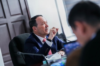 El ministro de Justicia y Seguridad Pública, Gustavo Villatoro, durante su exposición sobre los resultados del régimen de excepción ante los diputados de la Comisión de Hacienda en la Asamblea Legislativa (Cortesía: @SeguridadSV).