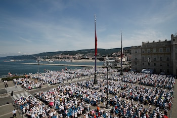 Varias personas asisten a una