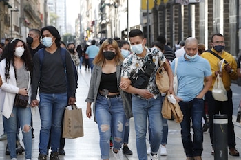 Personas con cubrebocas caminan por las calles del Centro Histórico hoy, de la Ciudad de México (México). EFE/Carlos Ramírez