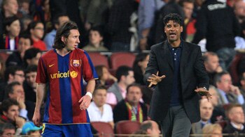 Frank Rijkaard y Messi (Back