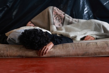 Personas duermen en un refugio