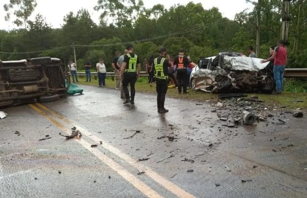 El conductor del Peugeot 208 y otros tres heridos recibieron atención médica tras el grave accidente registrado frente a una estación de servicios