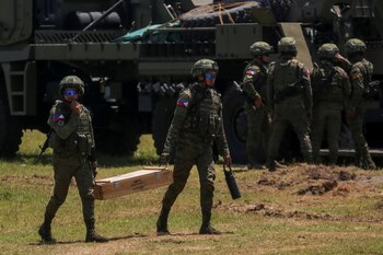 ARCHIVO: Soldados filipinos transportan municiones