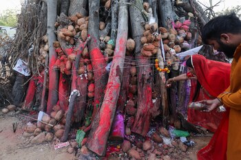 Devotos hindúes ofrecen oraciones ante