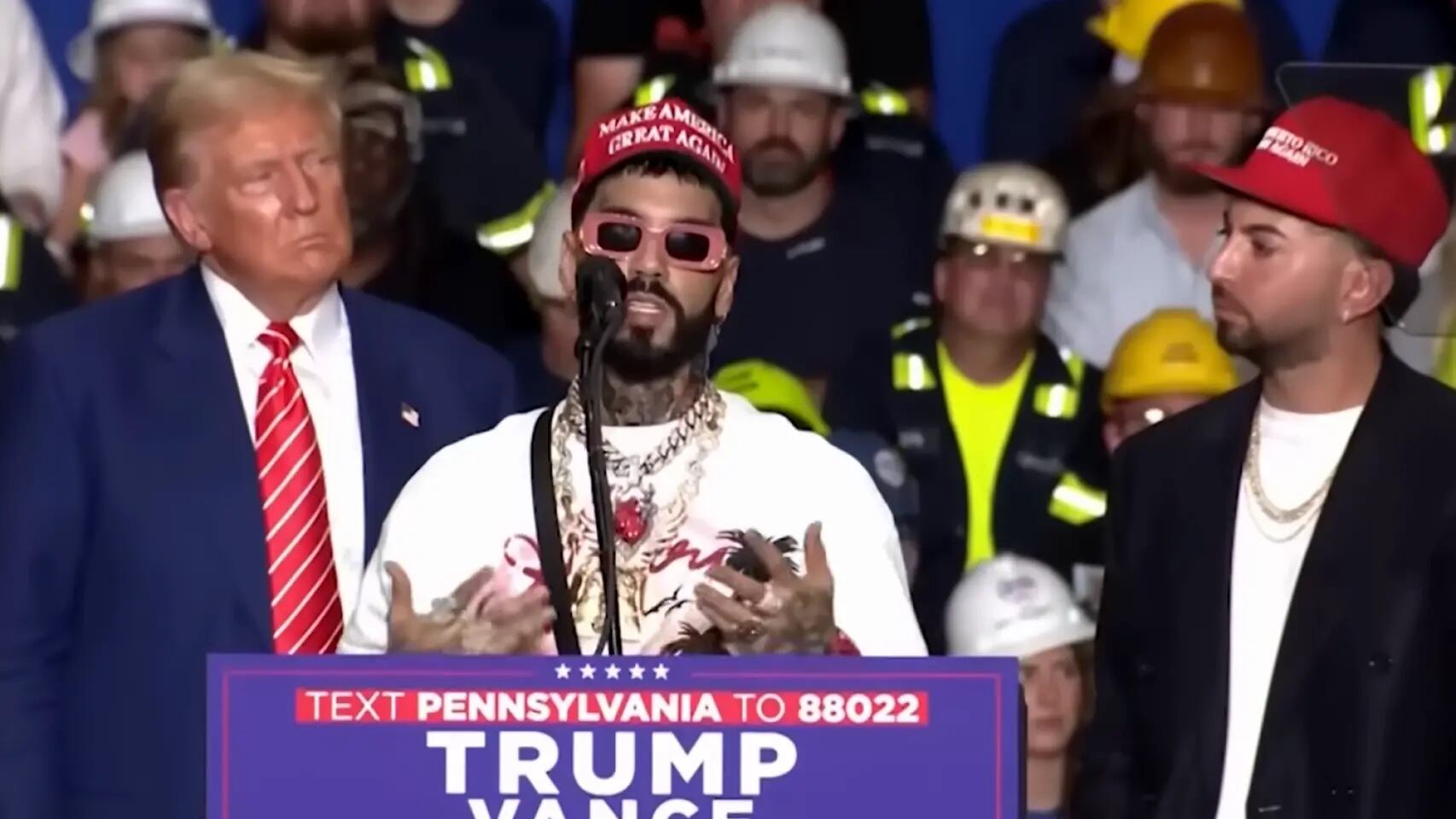 Anuel AA y Justin Quiles junto a Donald Trump en Pensilvania