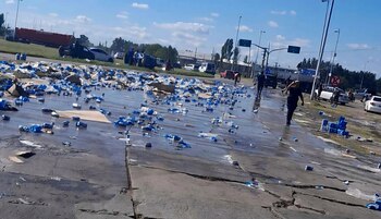 Camión de cervezas saqueado en Campana