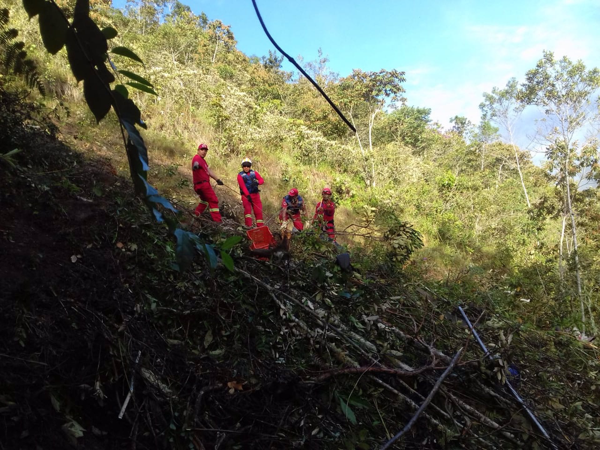 Tragedia en Bolivia: al menos ocho muertos al caer un autobús en una zona de montaña cerca de La Paz
