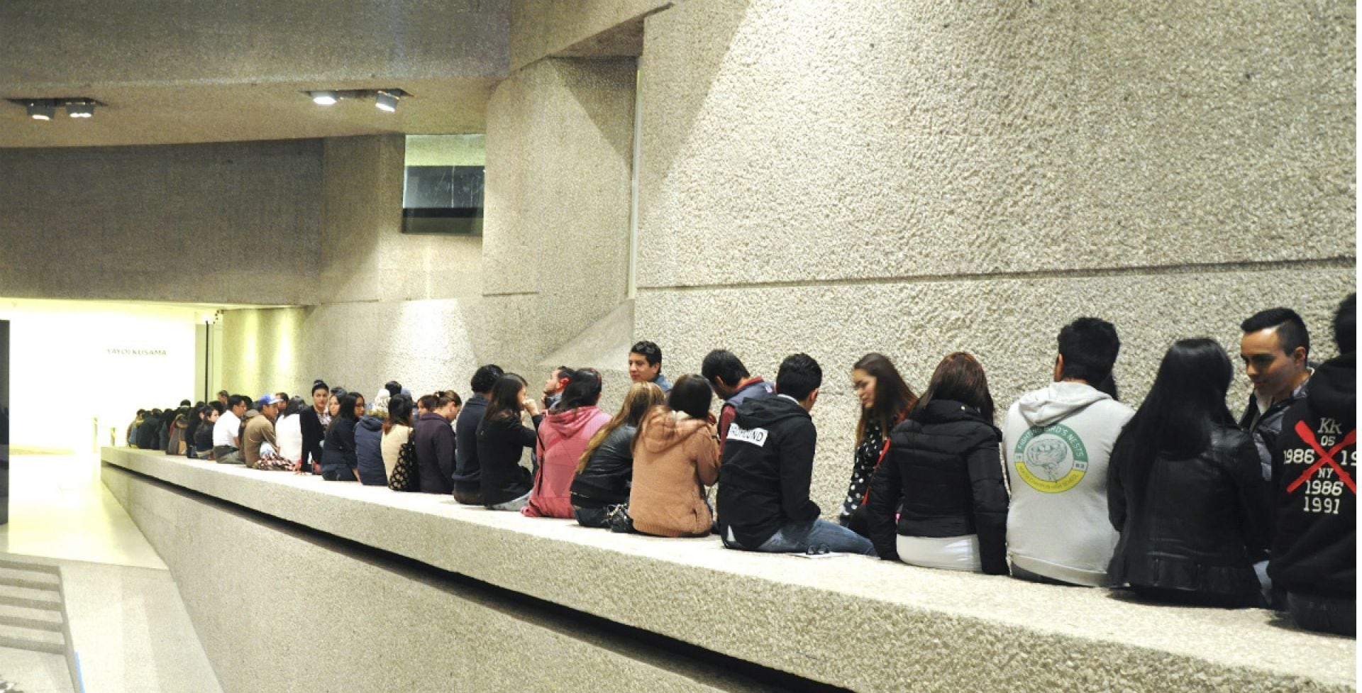MÉXICO, D.F., 18ENERO2015.- Cientos de personas hicieron fila durante la noche para accesar al maratón del Museo Tamayo, que consistió en que el museo estuvo abierto durante 36 horas, donde pudieron apreciar exposiciones como