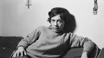 Alejandra Pizarnik, poeta argentina: “La rebelión consiste en mirar una rosa hasta pulverizarse los ojos”