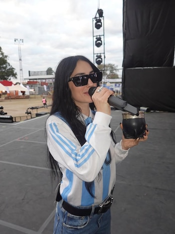 Lali revolucionó Santiago del Estero y sorprendió cantando una zamba: “¡Buenas noches, changos!”