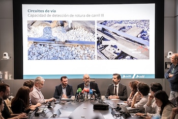 El presidente de Adif, Pedro Marco de la Peña (c), atiende a los medios de comunicación (Diego Radamés / Europa Press)