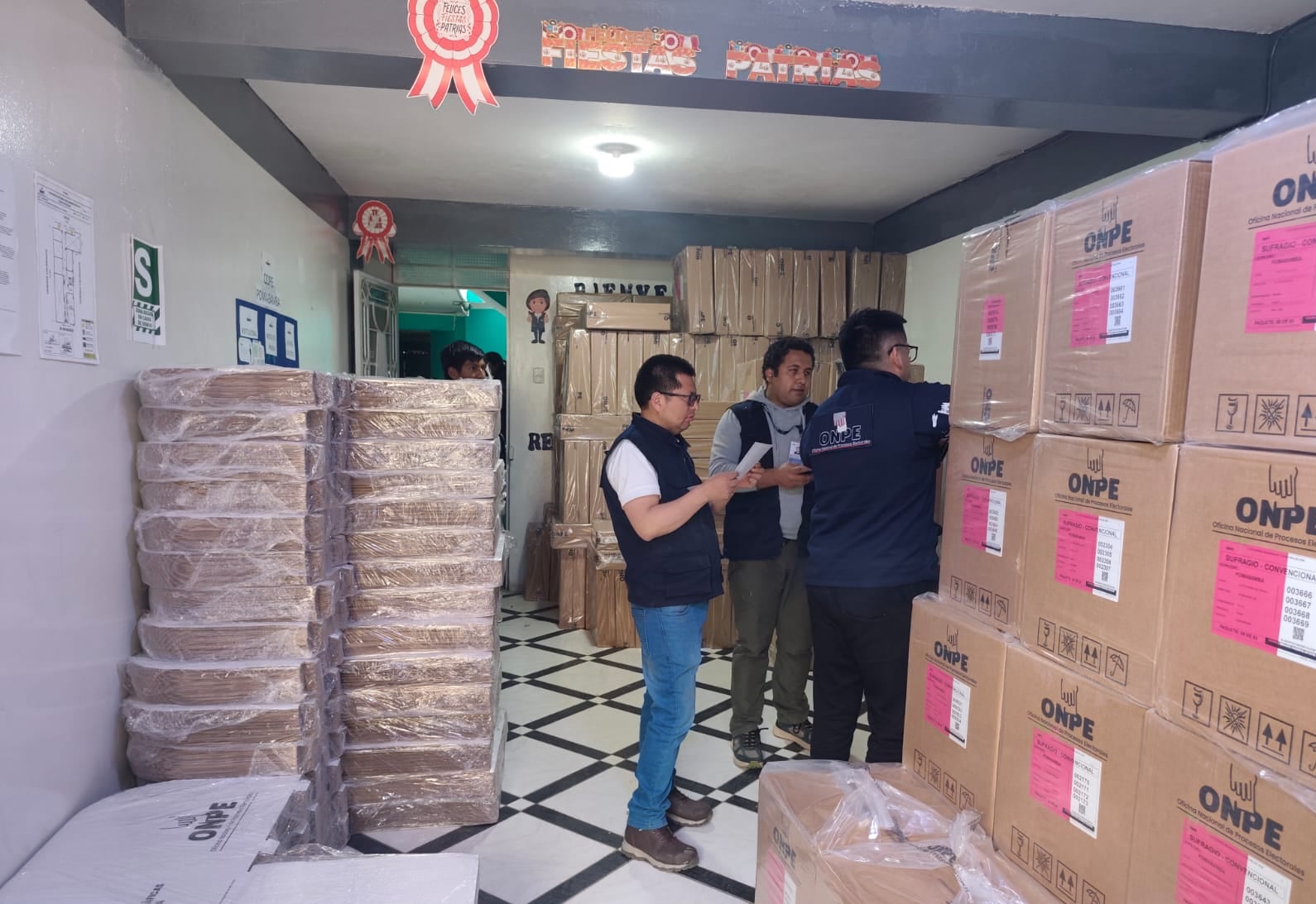 Personal de la ONPE revisa las cajas de material electoral recibidas en la sede descentralizada de Pomabamba para los comicios de Perú. (Foto: ONPE)