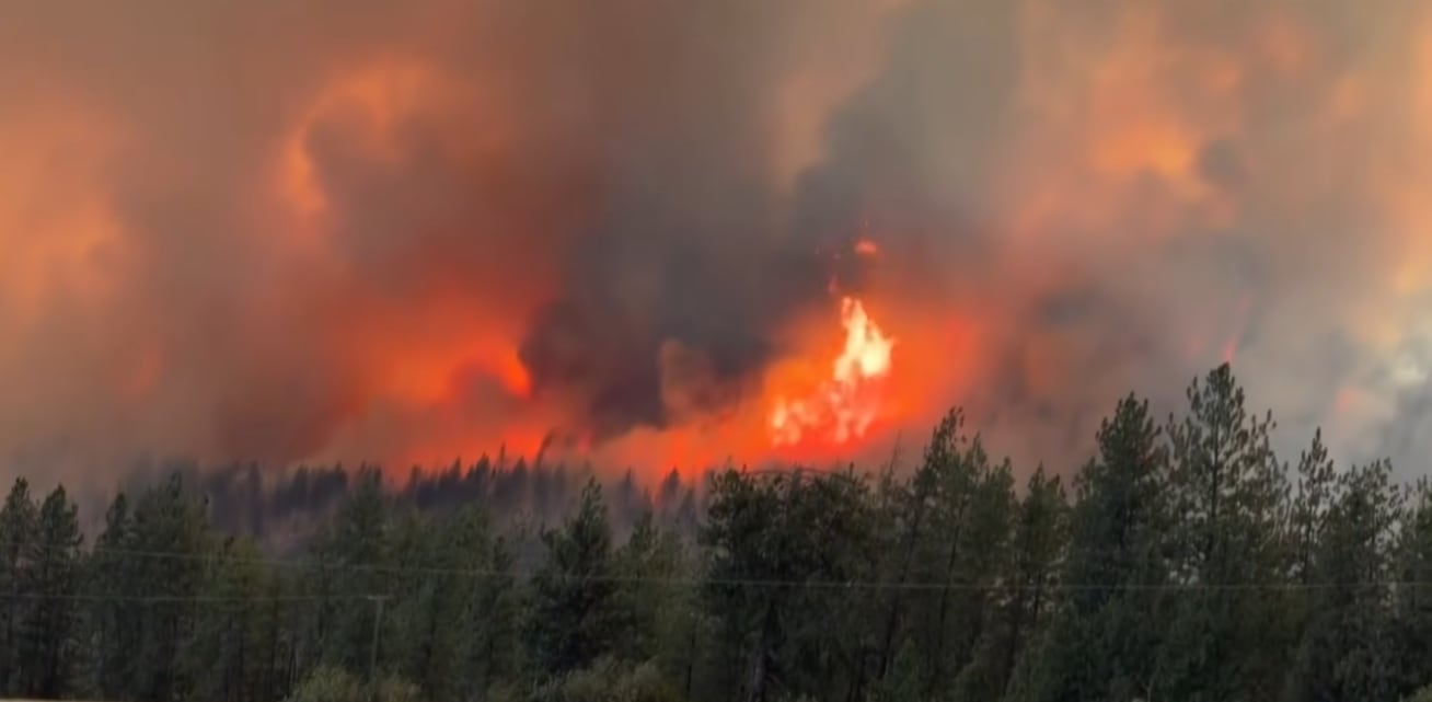 Las llamas consumen extensas áreas de vegetación, obligando a evacuar comunidades y desafiando los recursos de los equipos de emergencia (KREM 2 News)